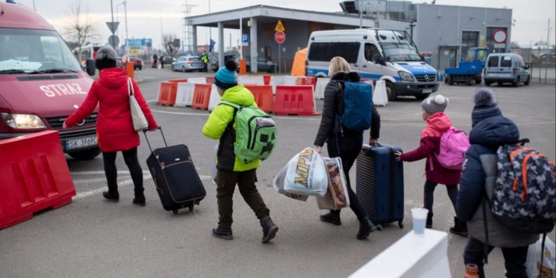 Украинские беженцы по дороге в Польшу