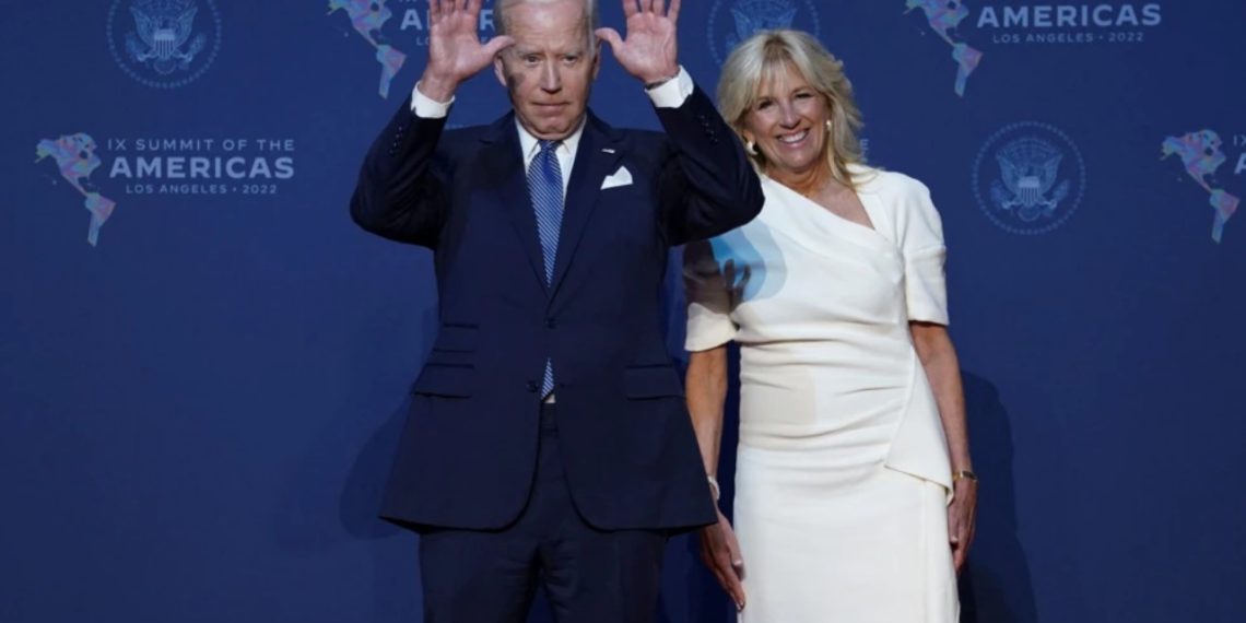 Джо Байден с женой на саммите Америк. Фото: Reuters