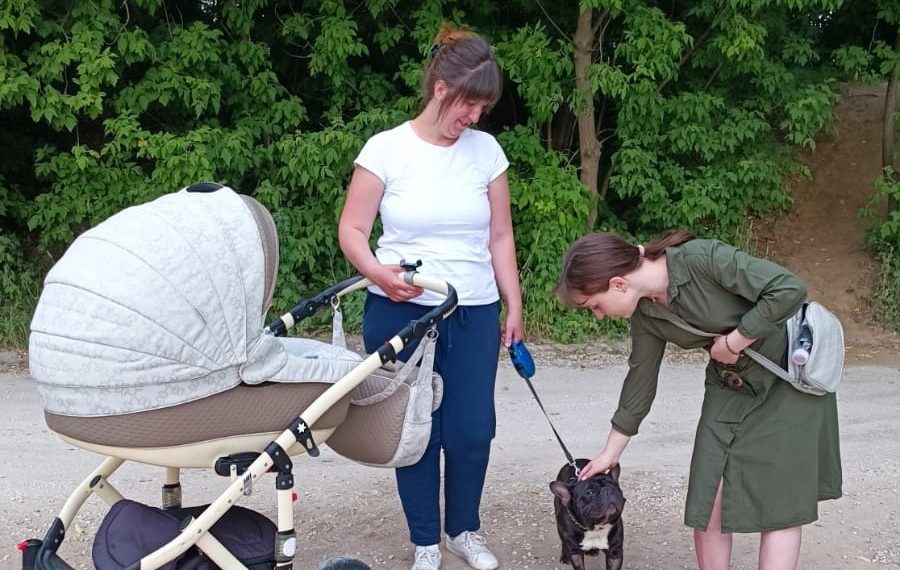 Катя Иванина вместе со спасенным бульдогом Ральфом и его хозяйкой