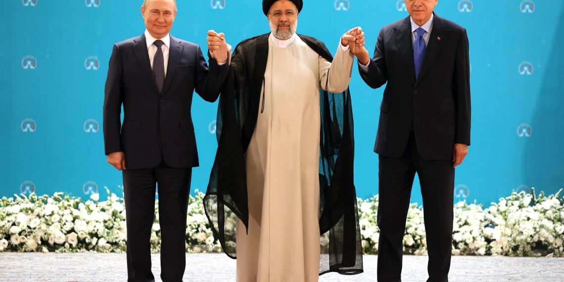 Владимир Путин с президентом Ирана Ибрагимом Раиси и президентом Турции Реджепом Тайипом Эрдоганом. Фото: ТАСС