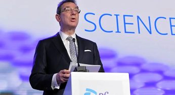 Гендиректор Pfizer предупредил о надвигающейся волне COVID-19