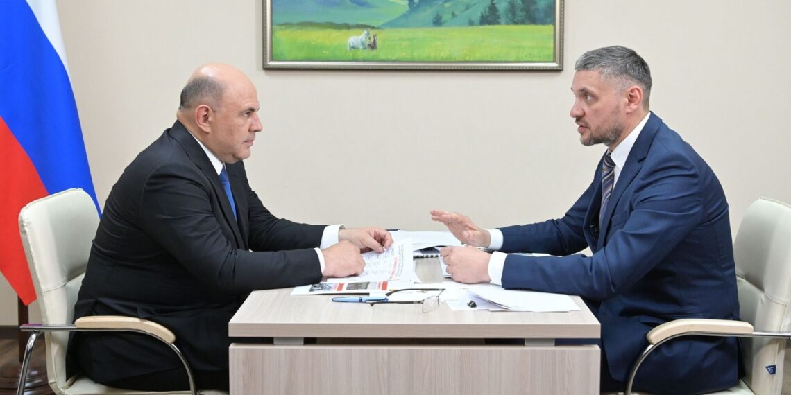 Беседа Михаила Мишустина с губернатором Забайкальского края Александром Осиповым. Фото: government.ru