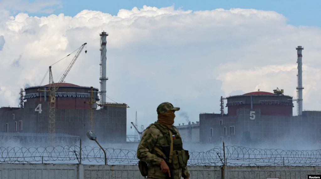 Российский военнослужащий патрулирует территорию Запорожской АЭС. Фото: Reuters