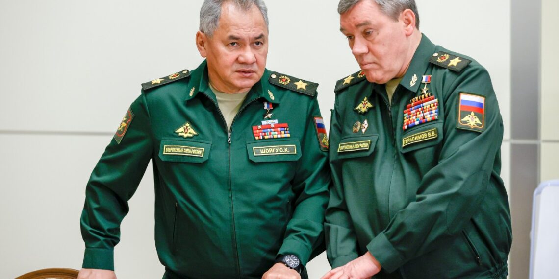 Сергей Шойгу и Валерий Герасимов. Фото: ТАСС