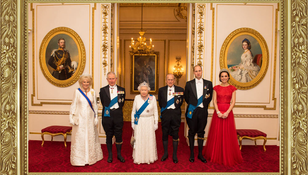 Королева Елизавета II позирует со своим супругом принцем Филиппом, герцогом Эдинбургским (в центре); ее сын принц Чарльз и его жена Камилла, герцогиня Корнуольская (слева); и ее внук принц Уильям и его жена Кэтрин, герцог и герцогиня Кембриджские (справа). Фото: Доминик Липински / AFP