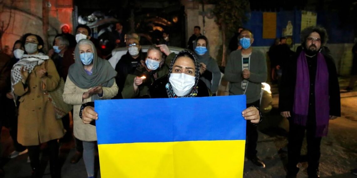 Граждане Ирана и Украины проводят митинг перед посольством Украины в Тегеране. 26 февраля. Фото: AFP