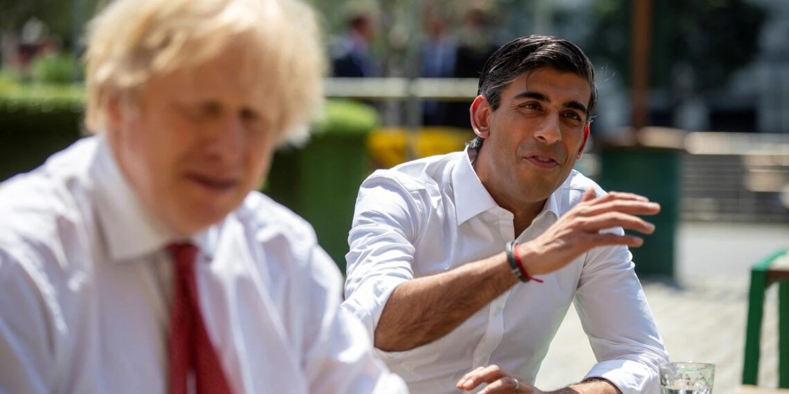Риши Сунак на фоне Бориса Джонсона. Фото: Reuters
