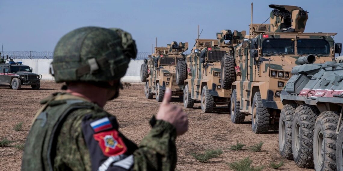 Турецкий и российский патрули возле г. Дарбасия, Сирия. 1 ноября 2019 г. Фото: voanews.com