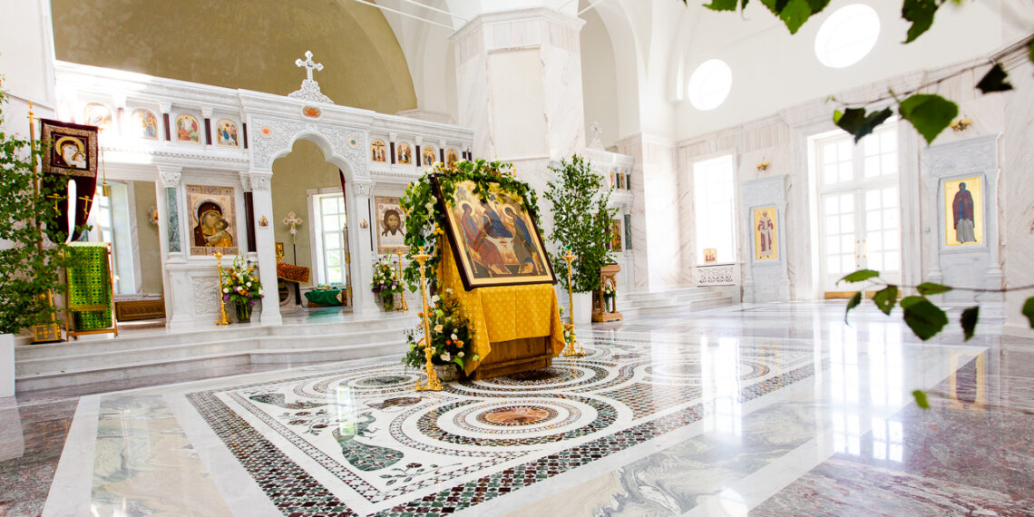Храм Святителя Василия Великого в селе Зайцево. Вид изнутри.