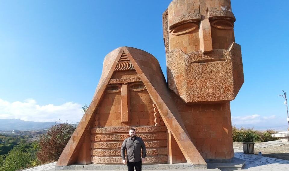 Саркис Цатурян у монумента «Татик и Папик» в Степанакерте. Фото: ИА Реалист