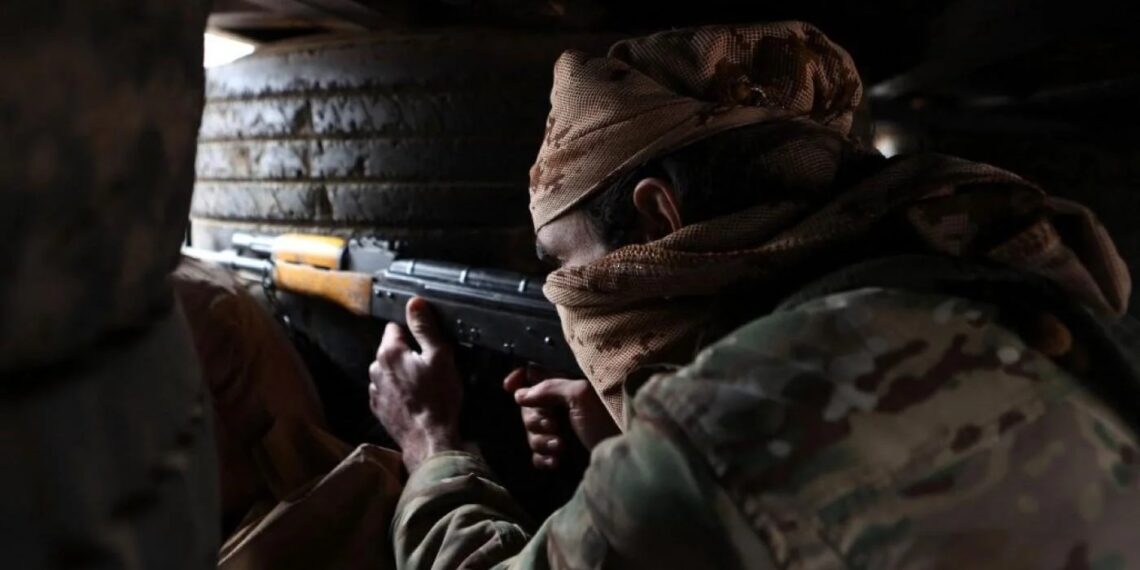 Курдский ополченец на боевой позиции в Аззазе. Фото: AFP