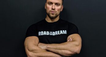 Блогер Столяров продолжает публиковать неоднозначный контент «с красотками»