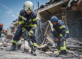 Украинские спасатели разбирают завалы в Краматорске после удара ВС РФ