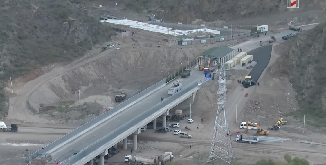 Незаконный КПП на трассе Степанакерт-Горис. Фото: akhaltskha.net