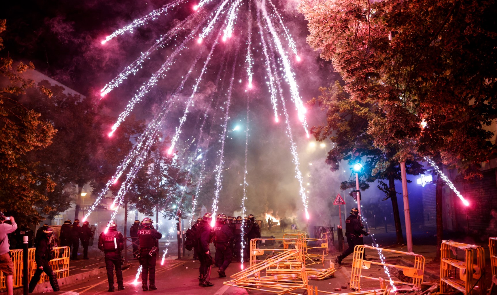 Протестующие бросают фейерверки в полицию во время столкновений в Нантере