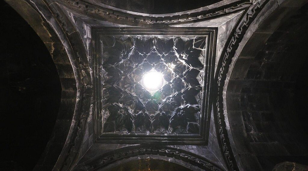 Монастырь Гегард. Вид изнутри. Фото: wikiway.com