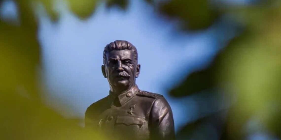 Памятник Иосифу Сталину. Фото: ВЛуки.ру