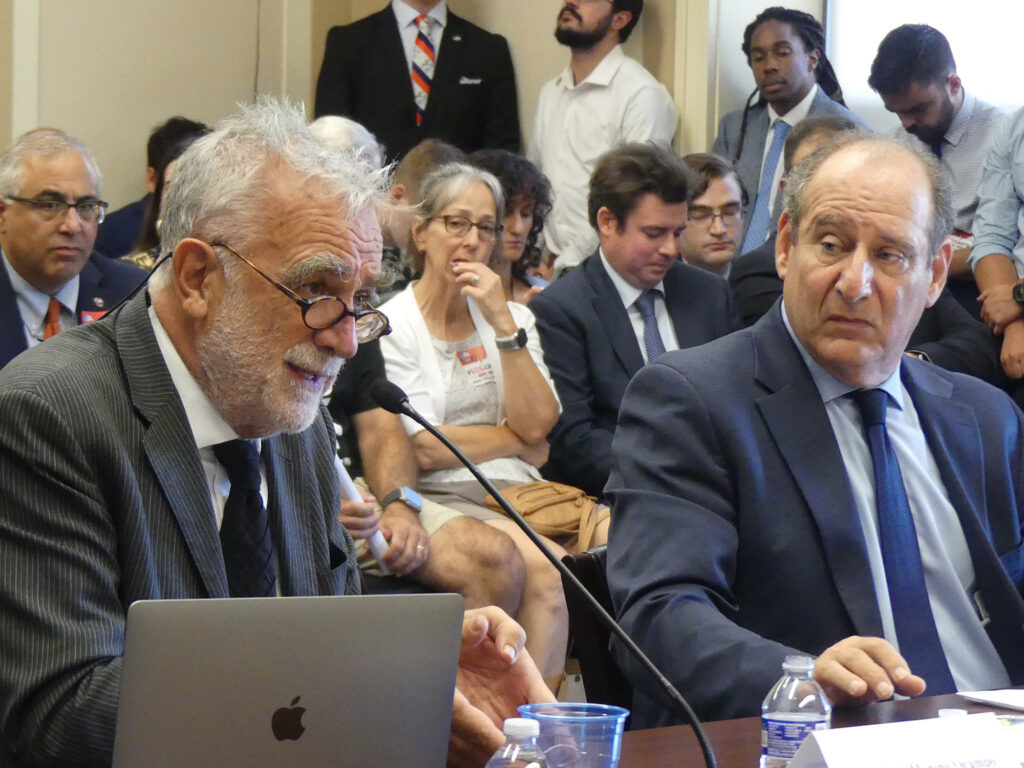 Луис Морено Окампо на слушаниях в Конгрессе