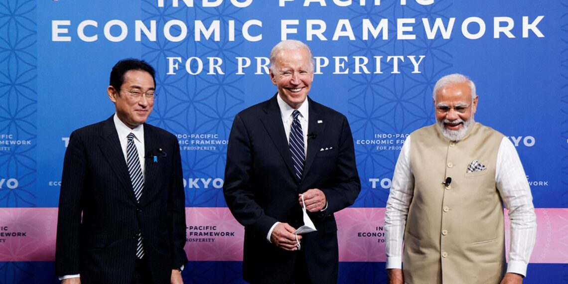 Слева направо премьер-министр Японии Фумио Кисида, президент США Джо Байден и премьер-министр Индии Нарендра Моди. Фото: Джонатан Эрнст / Reuters