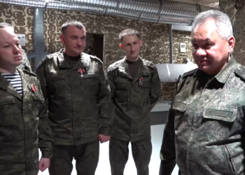 Сергей Шойгу с военнослужащими подразделений группировки «Восток»