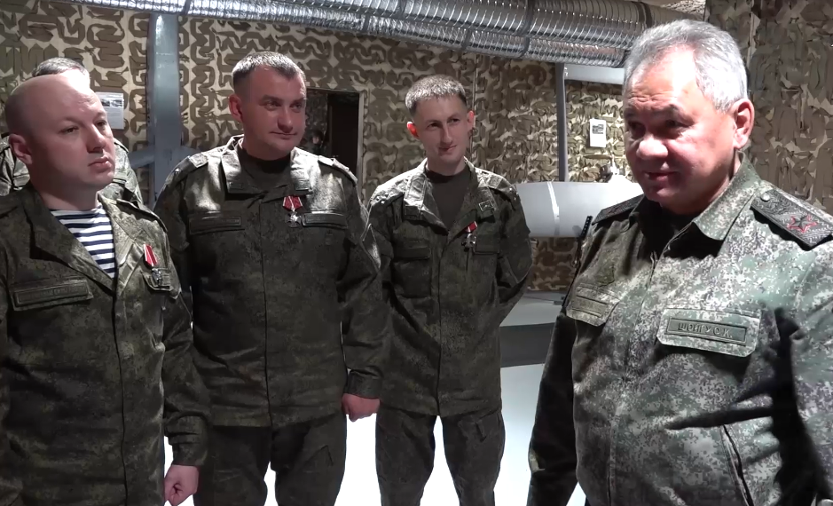 Сергей Шойгу с военнослужащими подразделений группировки «Восток»