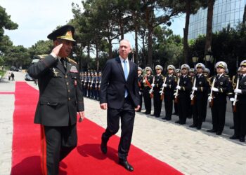 Министр обороны Израиля Йоав Галлант со своим бакинским коллегой Закиром Гасановым в Баку, 13 июля 2023 года. Фото: Ариэль Хермони / timesofisrael.com