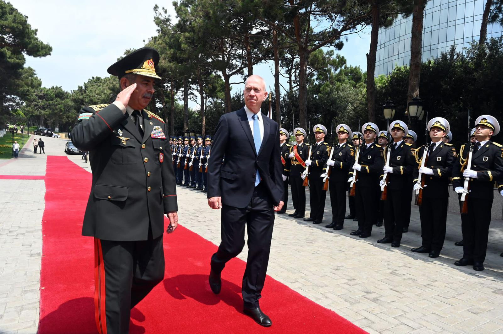 Министр обороны Израиля Йоав Галлант со своим бакинским коллегой Закиром Гасановым в Баку, 13 июля 2023 года. Фото: Ариэль Хермони / timesofisrael.com