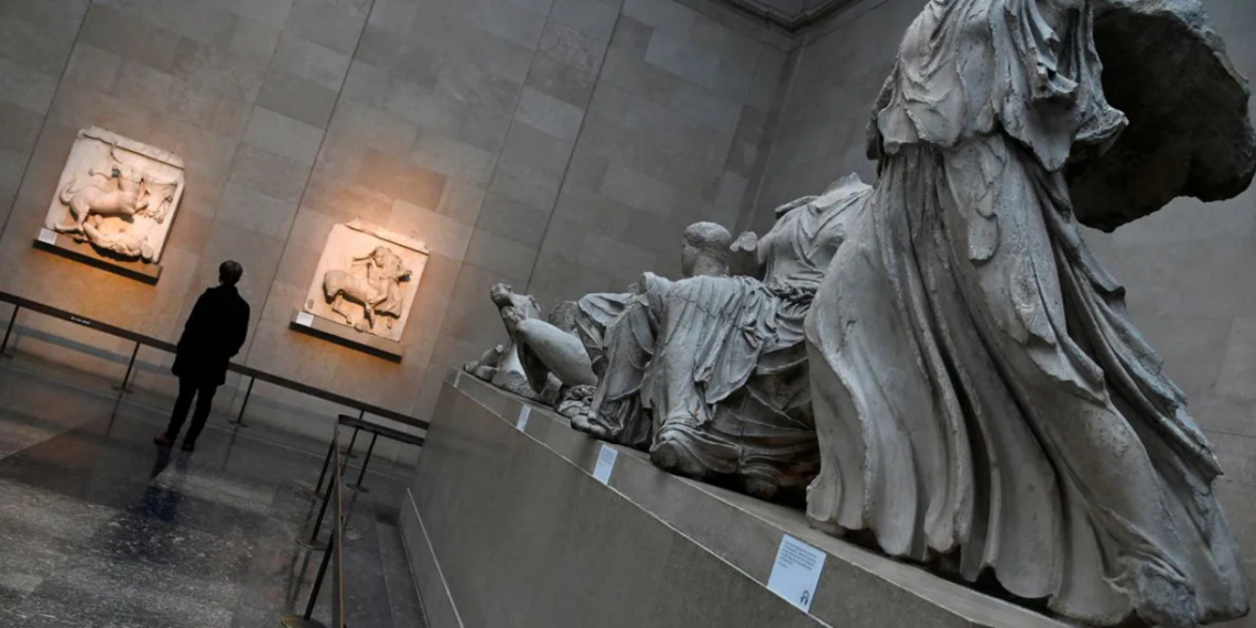 Сотрудник Британского музея осматривает скульптуры Парфенона. Фото: Reuters