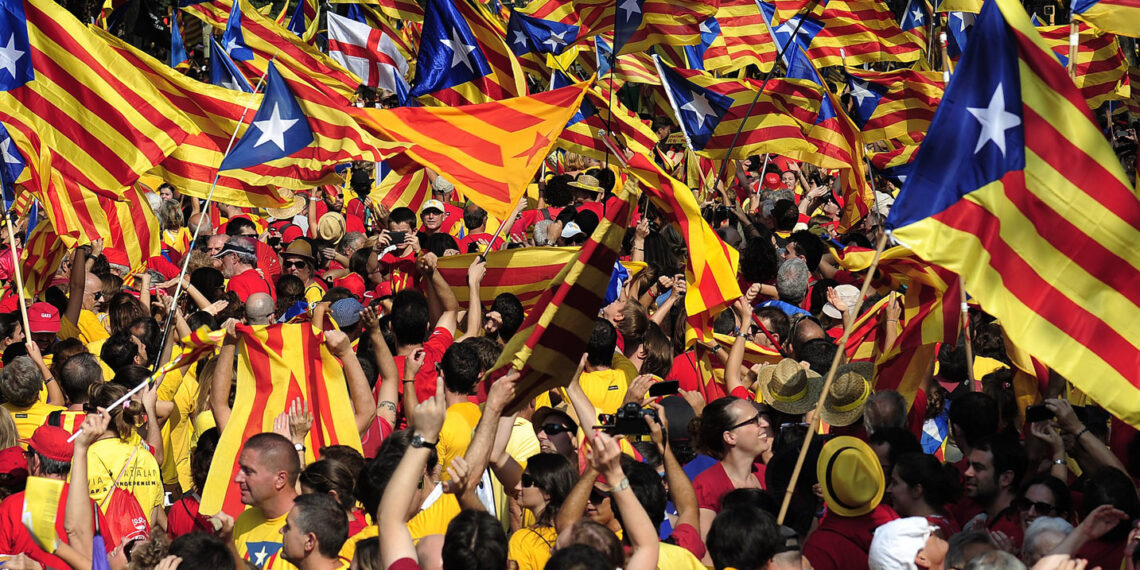 Каталонцы на демонстрации. Фото: bloomberg.com