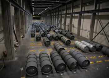 Канистры с обогащенным ураном. Фото: Bloomberg