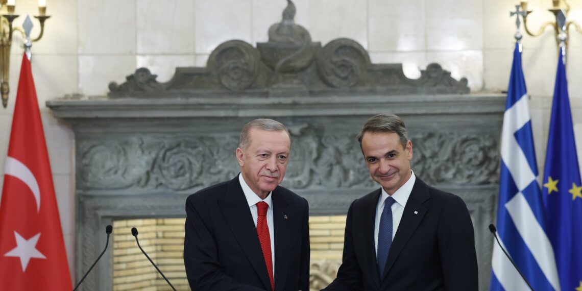 Реджеп Эрдоган и премьер-министр Греции Кириакос Мицотакис в особняке Максимоса, Афины, 7 декабря 2023 года. Фото: EPA