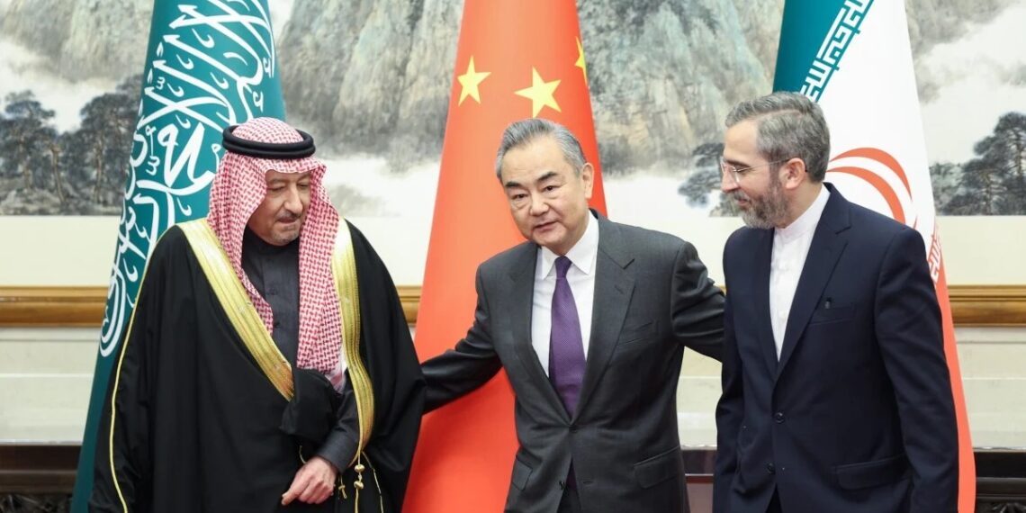 Валид Эльхерейджи, Ван И и Али Багери Кани. Фото: Синьхуа