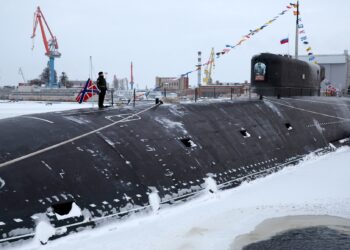 Во время церемонии подъема военно-морского флага на атомном подводном крейсере «Император Александр III». Фото: kremlin.ru