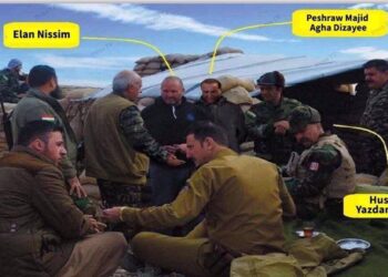 На этой фотографии Пешрав Маджид Ага Дизаи (третий справа сзади) запечатлен рядом с Эланом Ниссимом (четвертый справа сзади), вербовщиком «Моссада» в иракском Курдистане, и Хусейном Язданпанахом (первый справа спереди), генеральным секретарем «Партии свободного Курдистана». Фото: Press TV