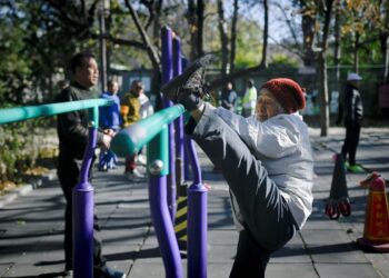 Пожилая женщина занимается спортом в парке Пекина. Фото: Getty Images