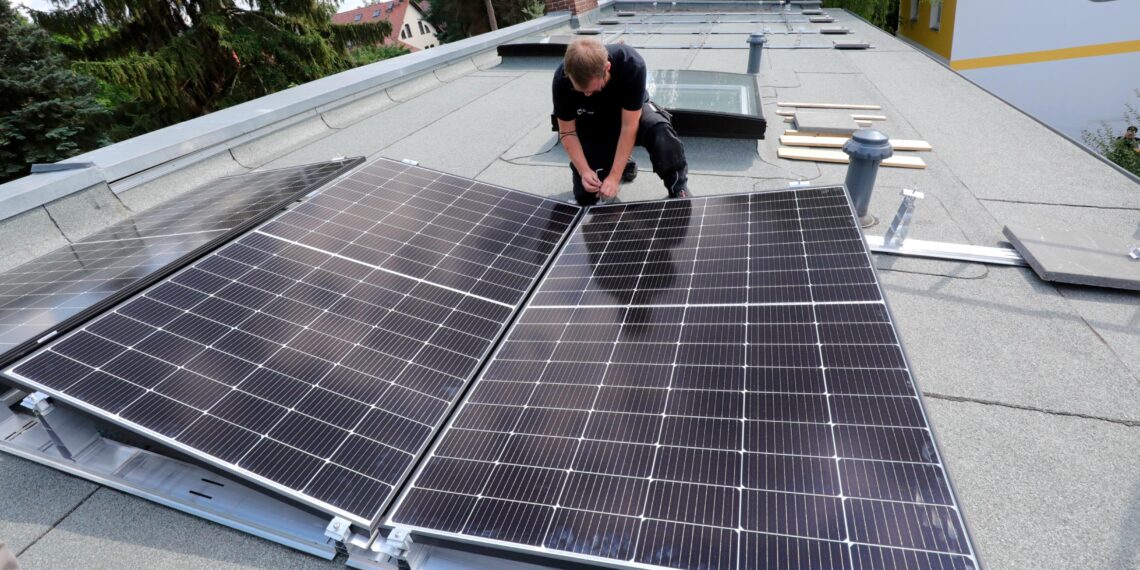 Установка солнечной панели в Германии. Фото: CNN