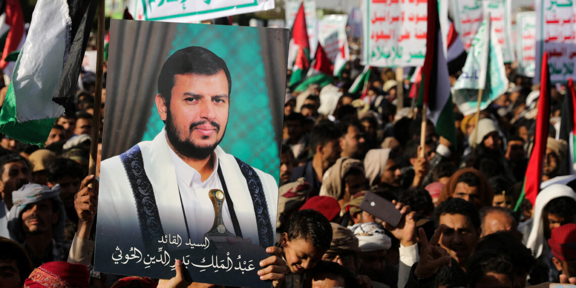 Плакат с изображением лидера йеменского движения хуситов Абдул-Малика аль-Хуси. Фото: Reuters / Khaled Abdullah