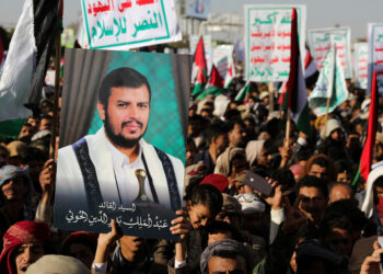 Плакат с изображением лидера йеменского движения хуситов Абдул-Малика аль-Хуси. Фото: Reuters / Khaled Abdullah