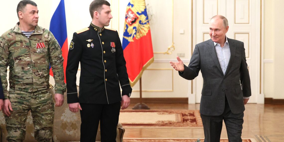 Владимир Путин перед началом встречи с военнослужащими – участниками специальной военной операции. Фото: kremlin.ru