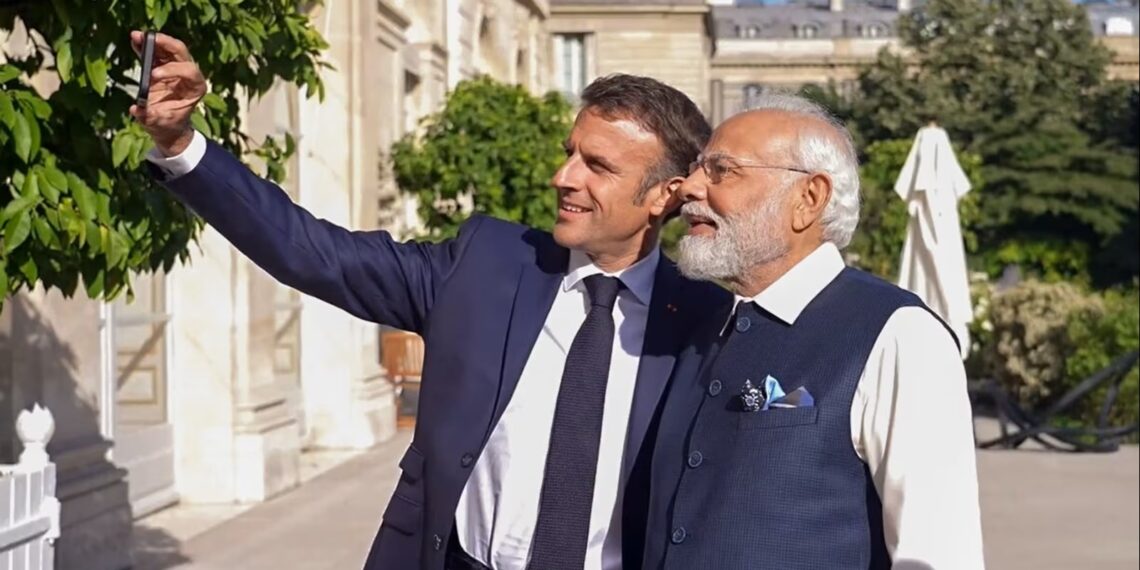 Эммануэль Макрон и Нарендра Моди. Фото: ANI