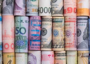 Деньги. Фото: schwab.com