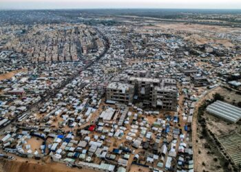 Палаточные лагеря палестинцев в Рафахе на юге сектора Газа, вблизи границы с Египтом. Фото: AFP