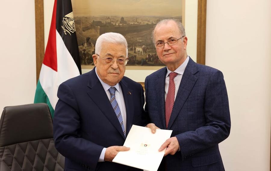 Махмуд Аббас и Мохаммад Мустафа. Фото: Palestinian President Office / Handout via Xinhua