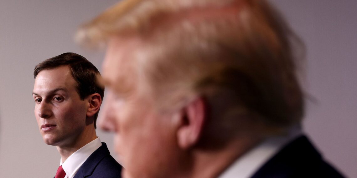 Джаред Кушнер на фоне Дональда Трампа. Фото: CNN