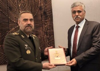 Мохаммад Реза Аштиани (слева) и Гиридхар Арамане во время встречи в Астане, 26 апреля 2024 года. Фото: Минобороны Ирана