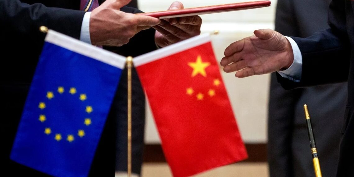 Флаги Китая и ЕС. Фото: AP
