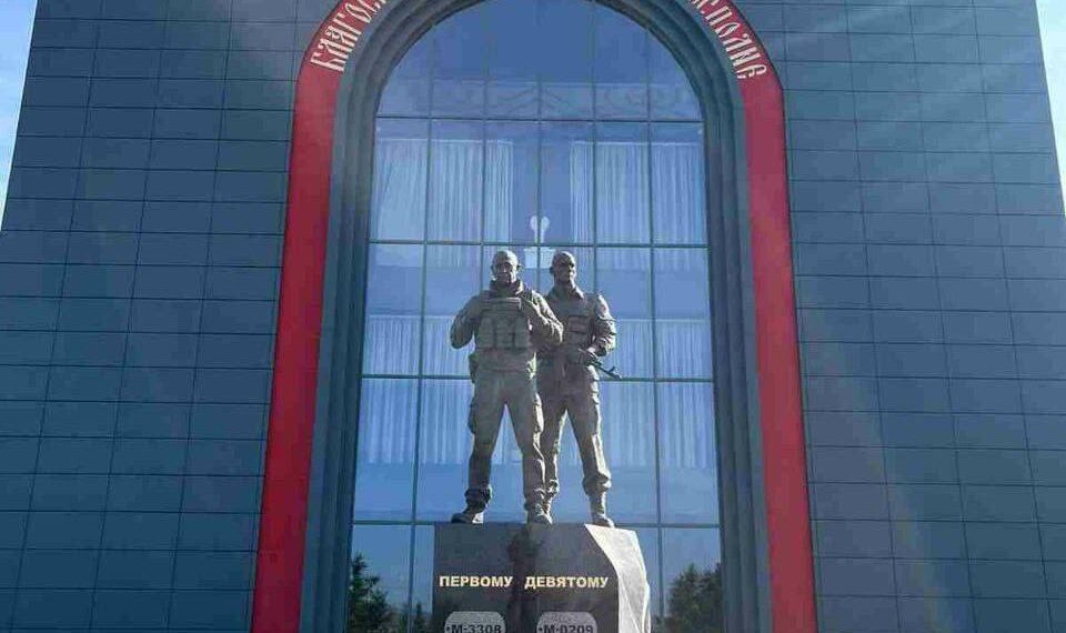 Памятник Евгению Пригожину и Дмитрию Уткину