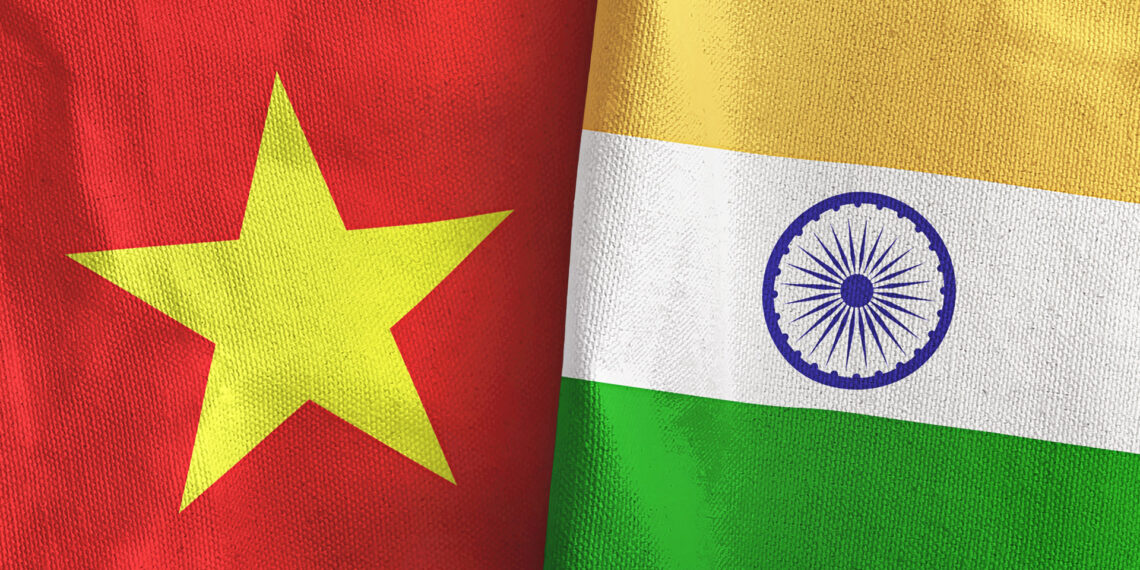 Флаги Индии и Вьетнама