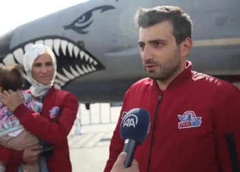 Сельчук Байрактар с супругой. Фото: politikyol.com