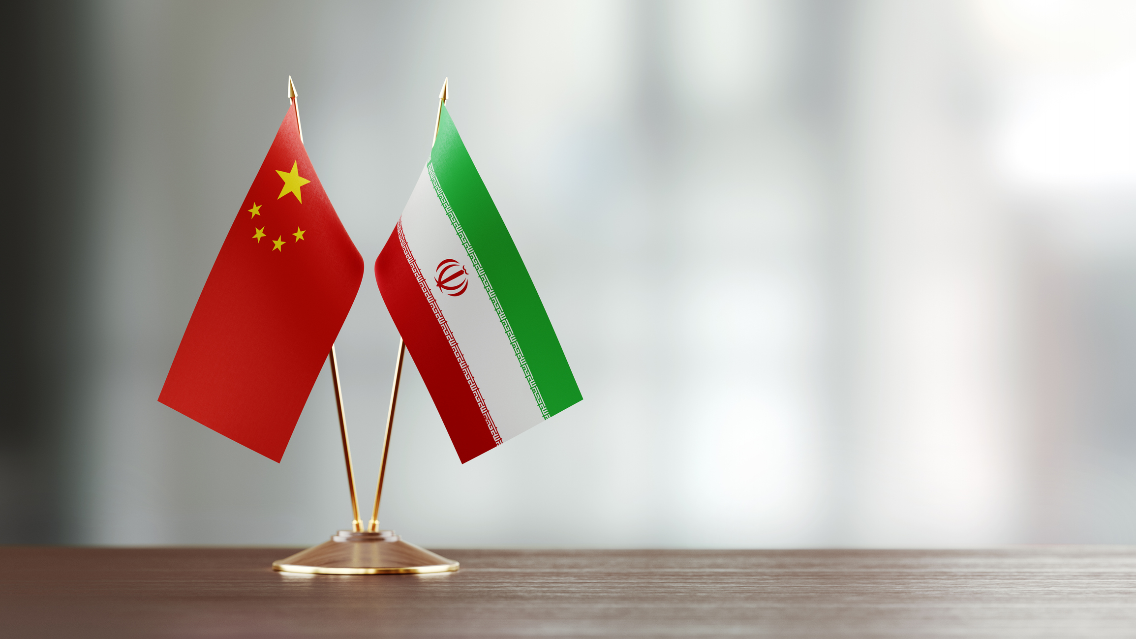 Флаги Ирана и Китая. Фото: Getty / iStock
